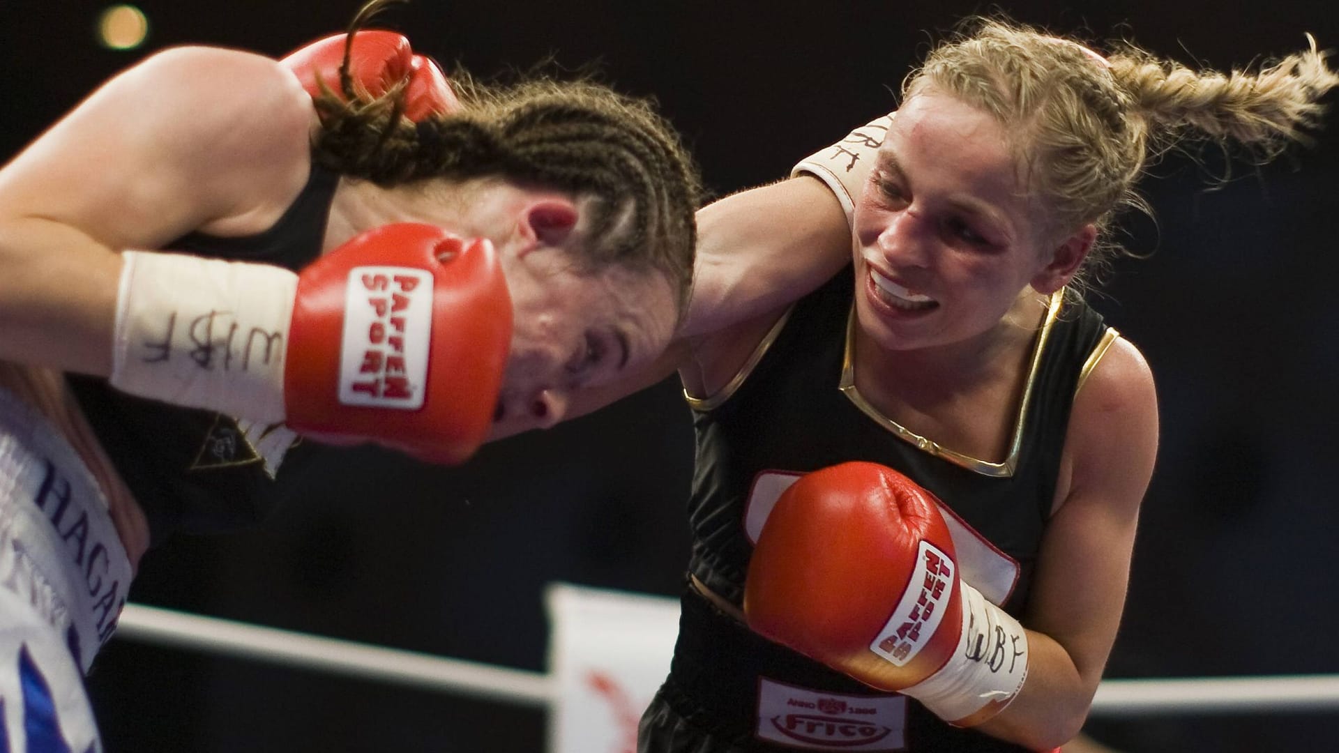 Gelungener Karriereabschluss: Regina Halmich (r.) im Boxkampf gegen Hagar Shmoulefeld Finer (Israel) im November 2007.