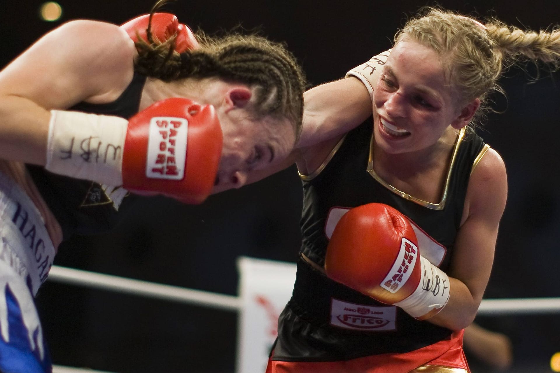 Gelungener Karriereabschluss: Regina Halmich (r.) im Boxkampf gegen Hagar Shmoulefeld Finer (Israel) im November 2007.