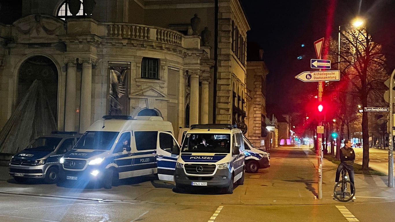 Einsatzwagen aus Nordrhein-Westfalen vor dem Bayerischen Nationalmuseum. In München arbeiten derzeit Polizisten aus ganz Deutschland zusammen.