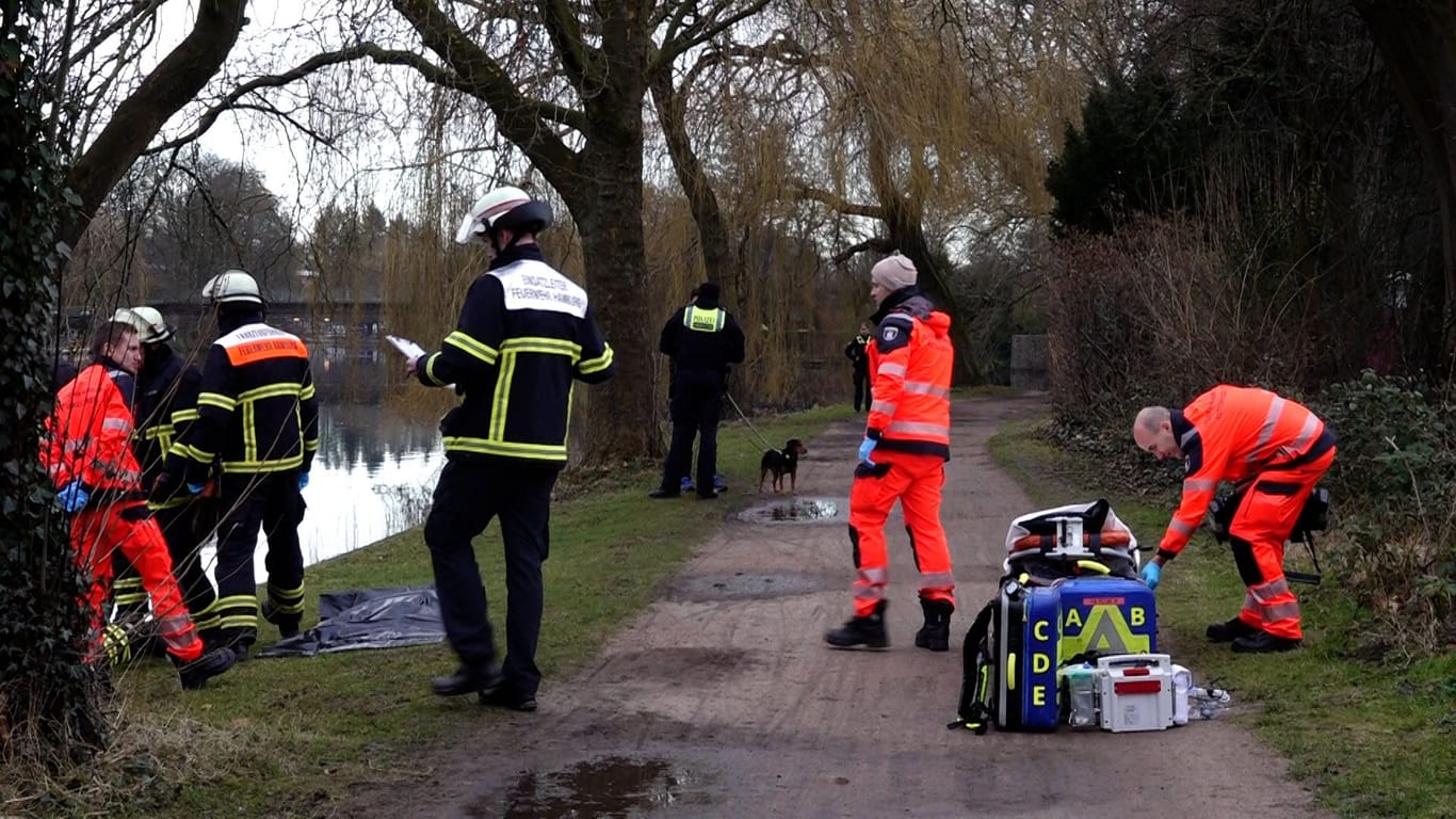 Rettungskräfte am Alsterkanal: Die Leiche trieb bäuchlings auf dem Wasser.