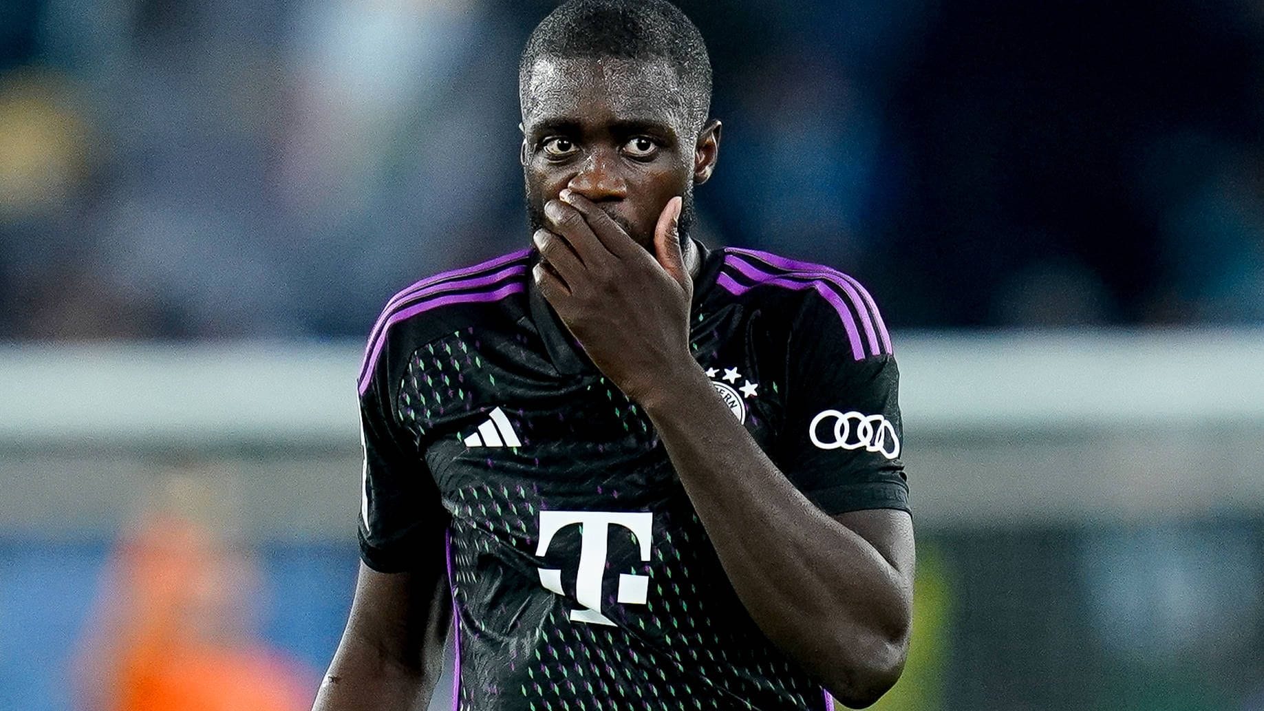 Dayot Upamecano: Er verlässt nach der Roten Karte frustriert den Platz.