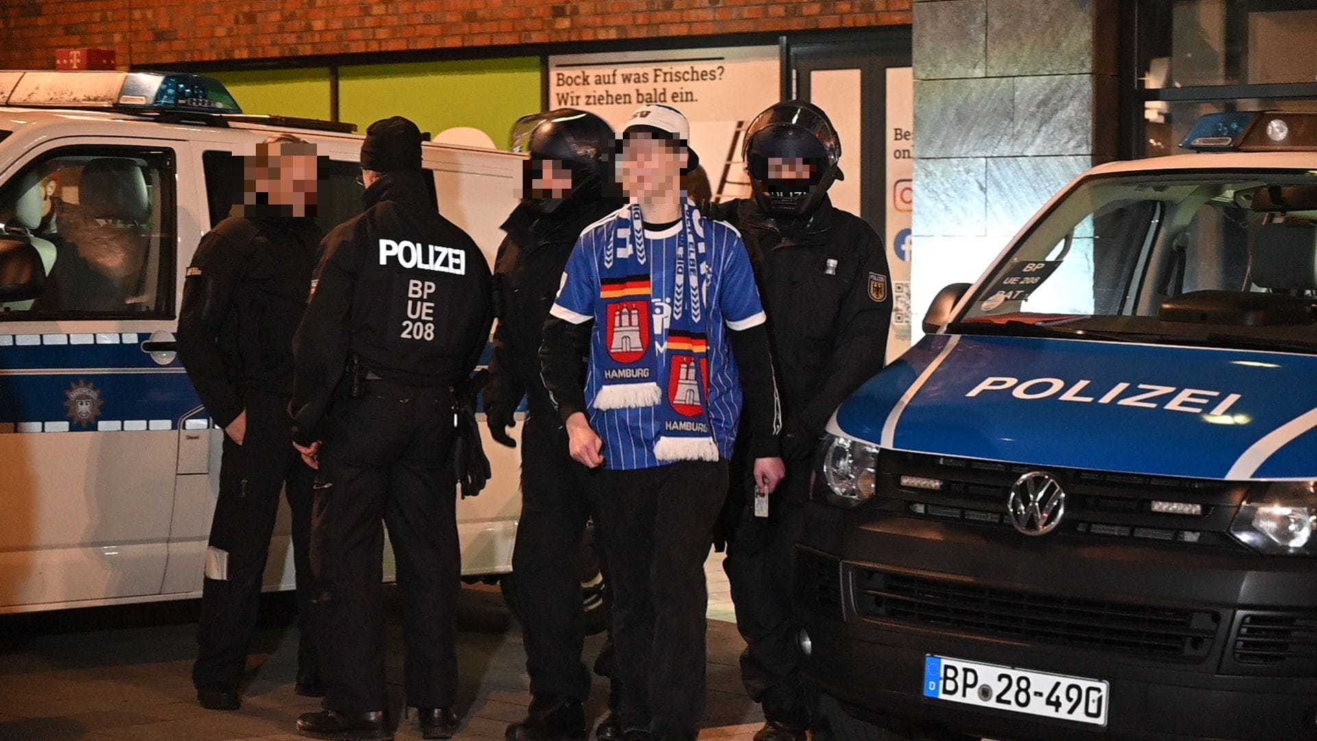 Hamburg: Die Bundespolizei kontrollierte am Samstagabend Hunderte HSV-Fans am Bahnhof Bergedorf. Hamburg: Die Bundespolizei kontrollierte am Samstagabend Hunderte HSV-Fans am Bahnhof Bergedorf.