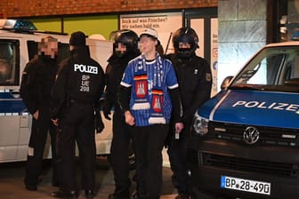 Hamburg: Die Bundespolizei kontrollierte am Samstagabend Hunderte HSV-Fans am Bahnhof Bergedorf.