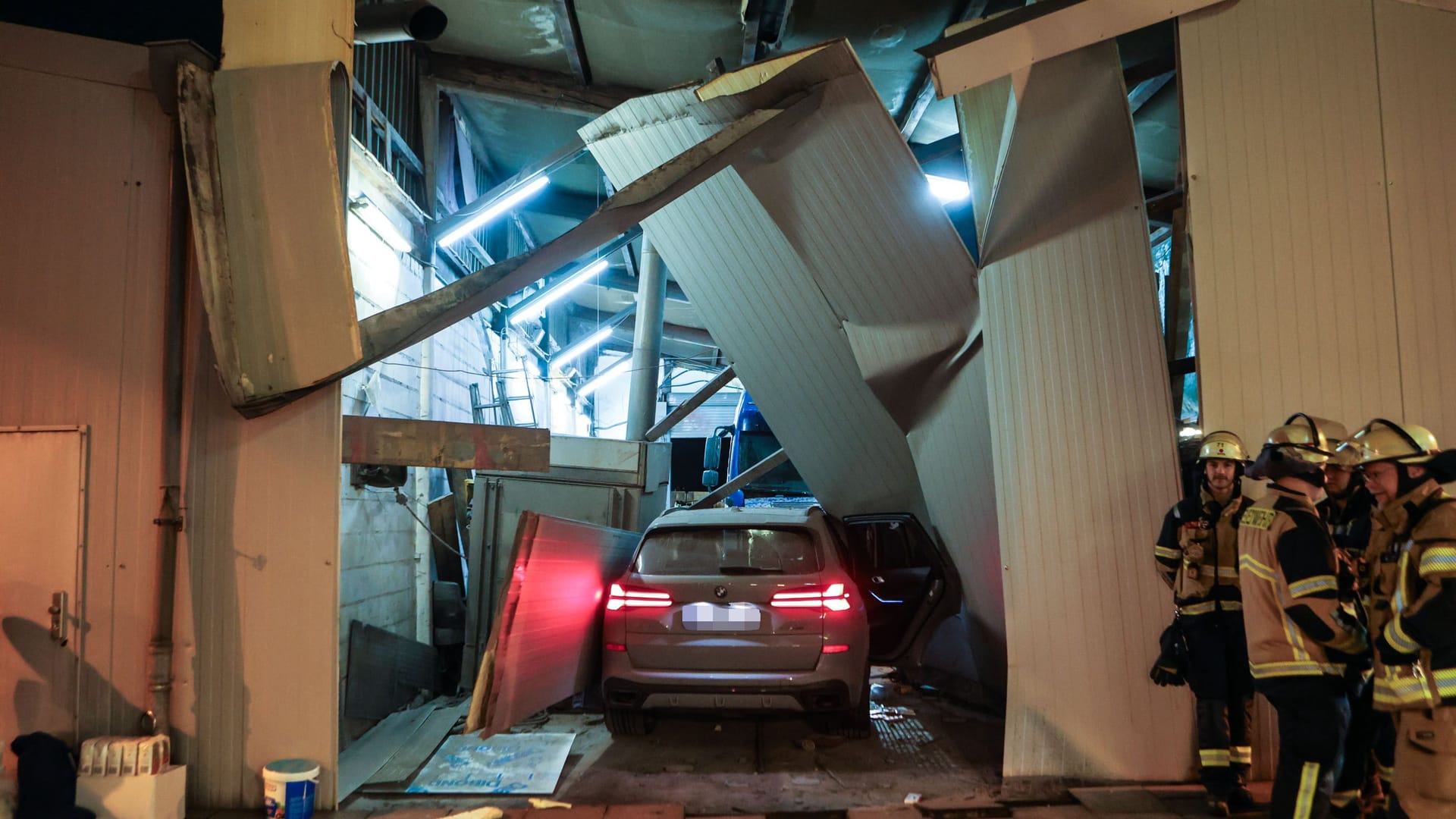 Der Wagen fuhr in eine Lagerhalle und blieb schließlich vor einem Lkw stehen.