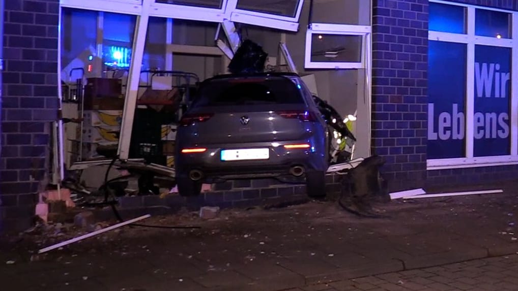 Hoher Sachschaden: Ein Fahranfänger hat in Essen die Kontrolle über sein Auto verloren. Hoher Sachschaden: Ein Fahranfänger hat in Essen die Kontrolle über sein Auto verloren.