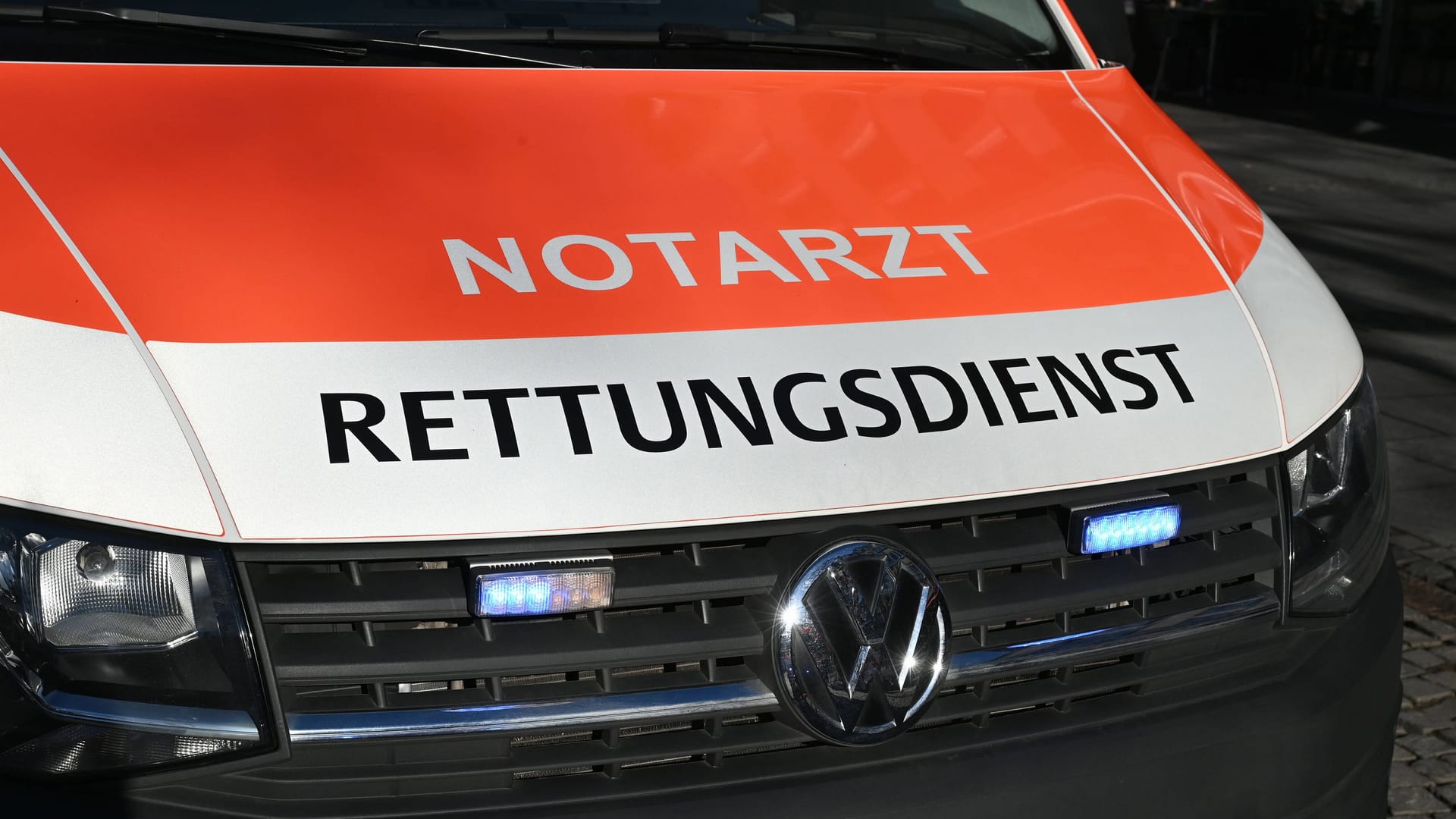 Rettungsdienst im Einsatz (Symbolbild): Das Kind wurde inzwischen für hirntot erklärt.