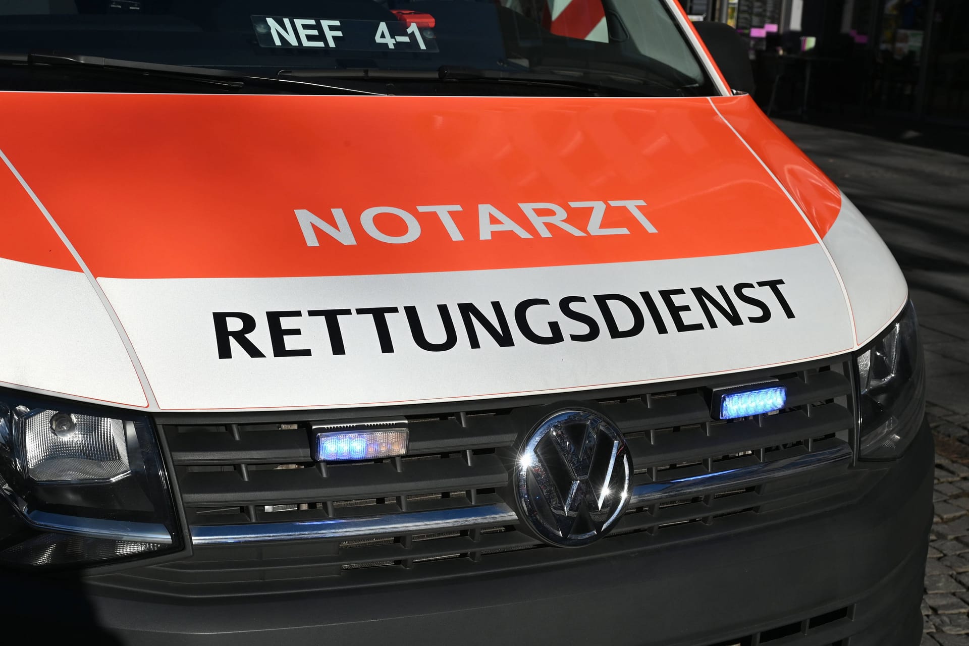 Rettungsdienst im Einsatz (Symbolbild): Das Kind wurde inzwischen für hirntot erklärt.