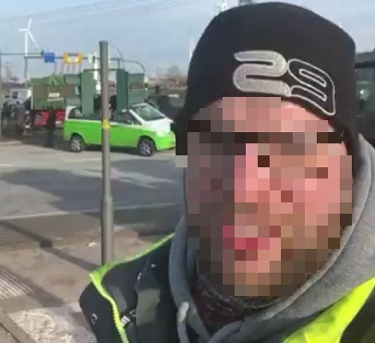 Dieser Mann berichtet in Videos von der Blockade: Wer er ist, ließ sich bislang nicht herausfinden.