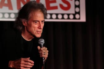 Richard Lewis: Der Komiker ist mit 76 Jahren gestorben.