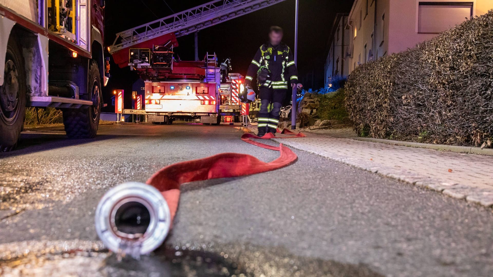 Feuerwehreinsatz in der Nacht (Symbolbild). Was die genaue Ursache für den Brand war, ist noch unklar. Feuerwehreinsatz in der Nacht (Symbolbild). Was die genaue Ursache für den Brand war, ist noch unklar.