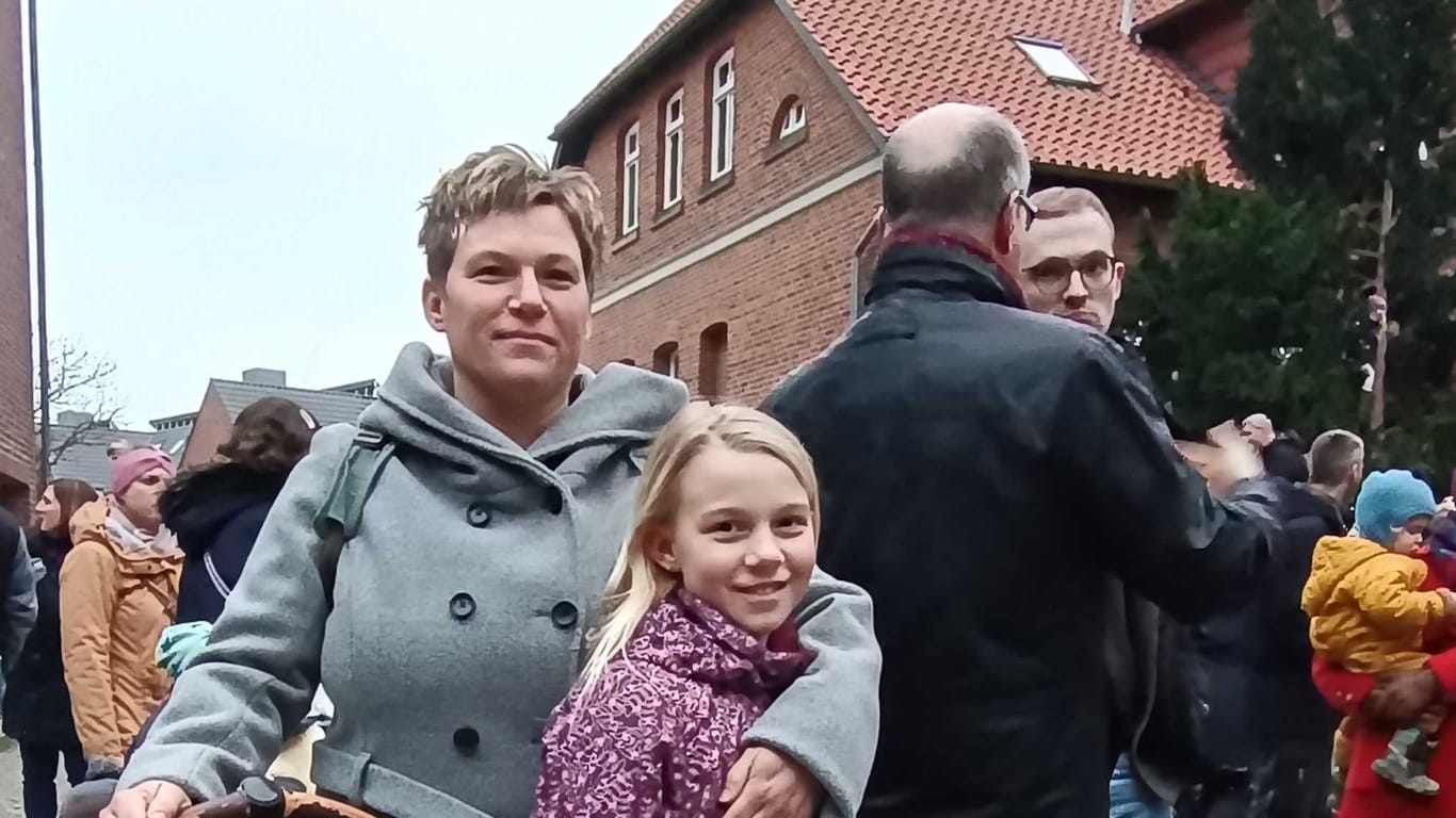Katharina B. mit ihrer Tochter vor dem Gehrdener Rathaus: Wie mehrere Hundert Eltern wäre sie massiv von verkürzten Kita-Zeiten betroffen.