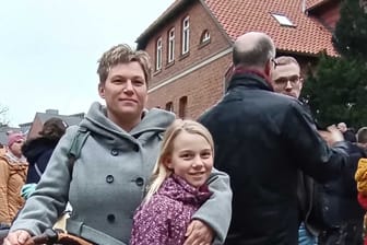 Katharina B. mit ihrer Tochter vor dem Gehrdener Rathaus: Wie mehrere Hundert Eltern wäre sie massiv von verkürzten Kita-Zeiten betroffen.