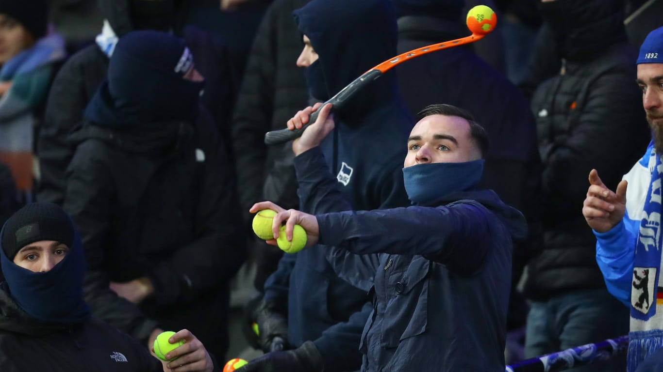 Ein Hertha-Fan schleudert Tennisbälle auf den Platz: Die Proteste hielten wochenlang an.