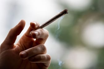 Eine Person raucht einen Joint.