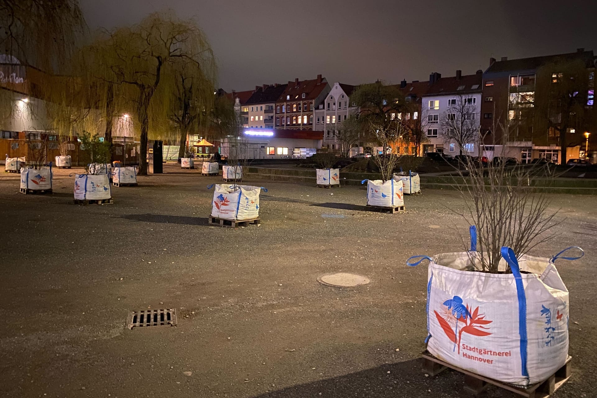 Andreas-Hermes-Platz: Nicht nur am Abend sieht er derzeit etwas trostlos aus.