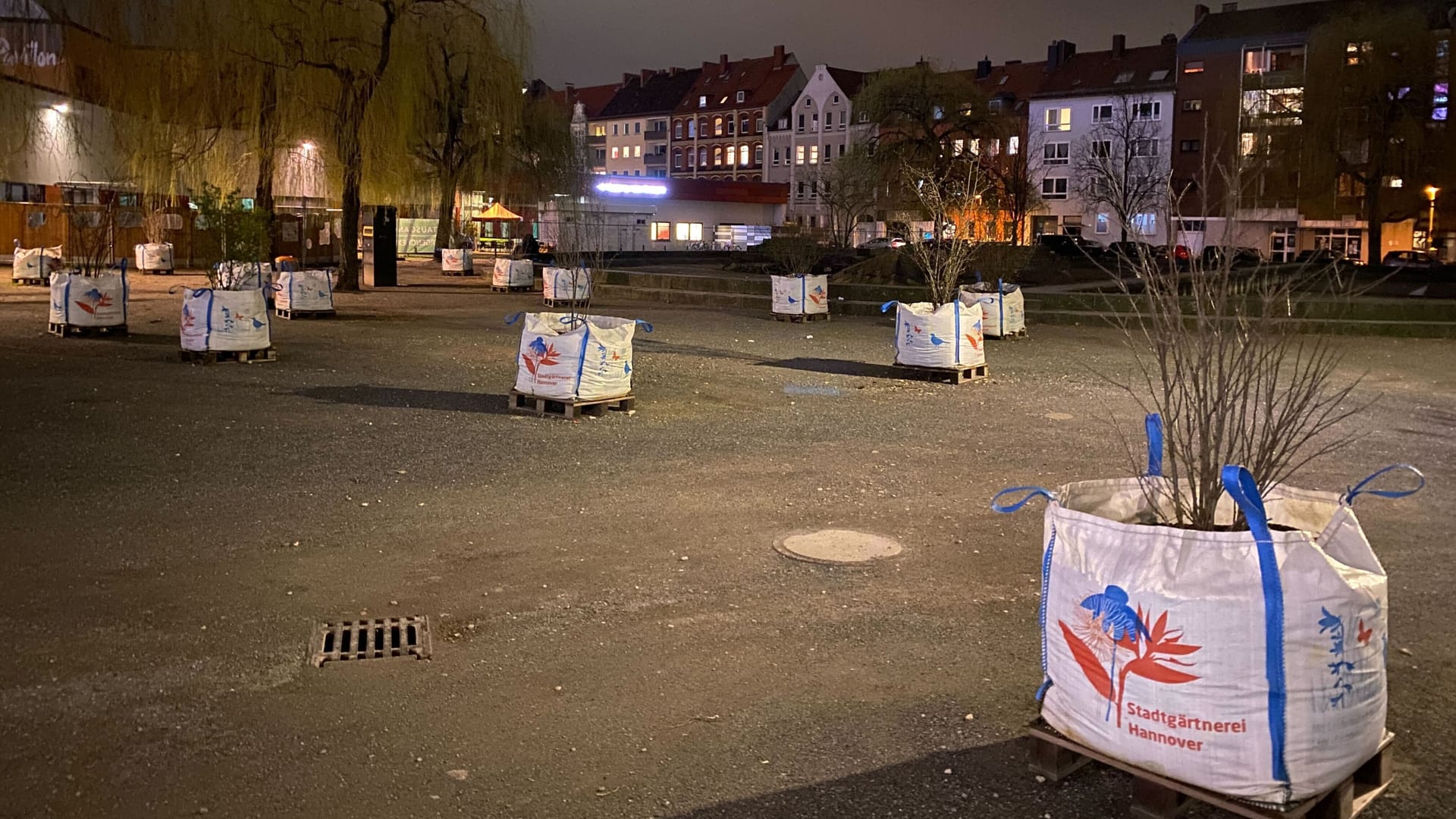 Andreas-Hermes-Platz: Nicht nur am Abend sieht er derzeit etwas trostlos aus.