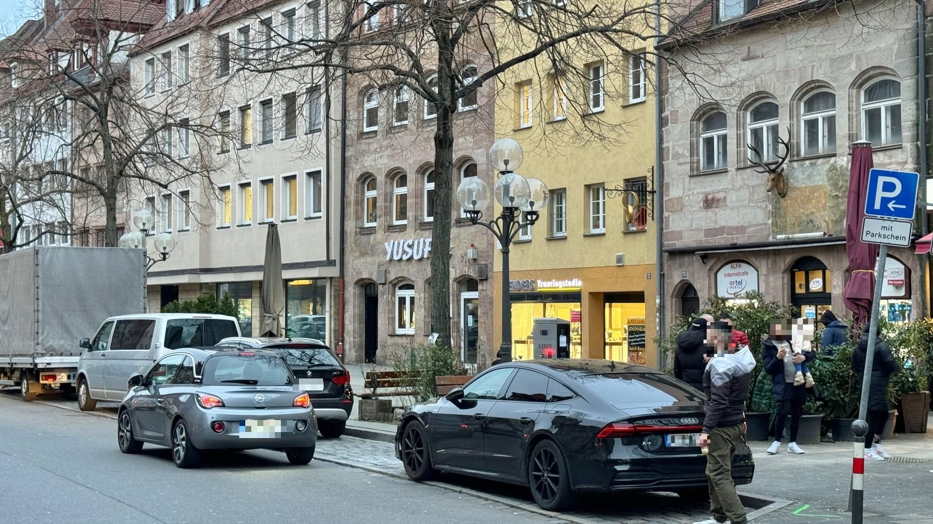 Von einer Promenade ist die Ludwigstraße aktuell noch weit entfernt: Immer wieder parken Autos hier in der zweiten Reihe – auch sonst lädt die Straße nicht zum Flanieren ein.