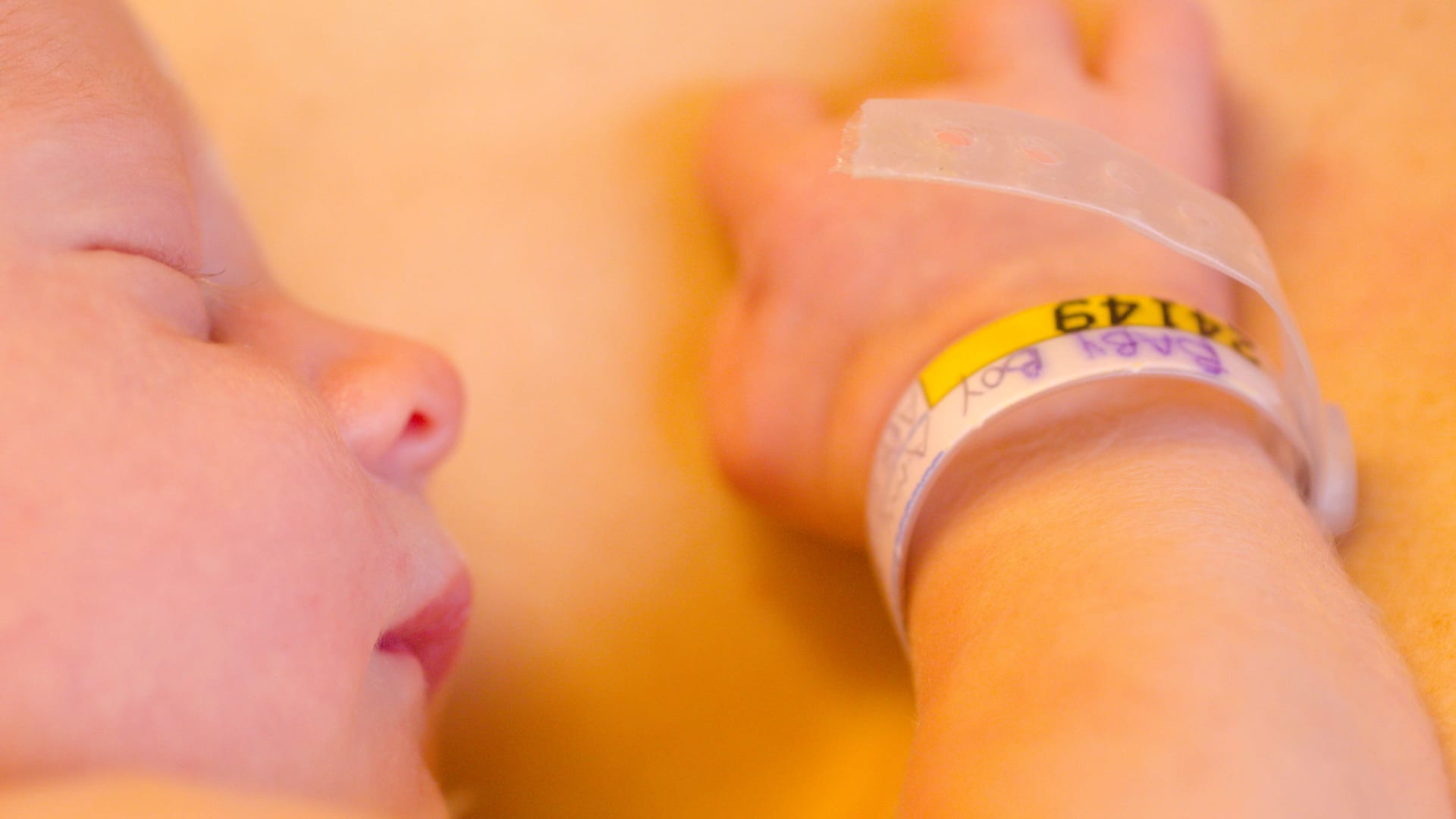 Neugeborenes Baby (Symbolfoto): Mutter und Kind sind wohlauf und erholen sich jetzt in einem Krankenhaus.