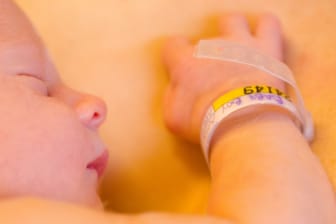 Neugeborenes Baby (Symbolfoto): Mutter und Kind sind wohlauf und erholen sich jetzt in einem Krankenhaus.