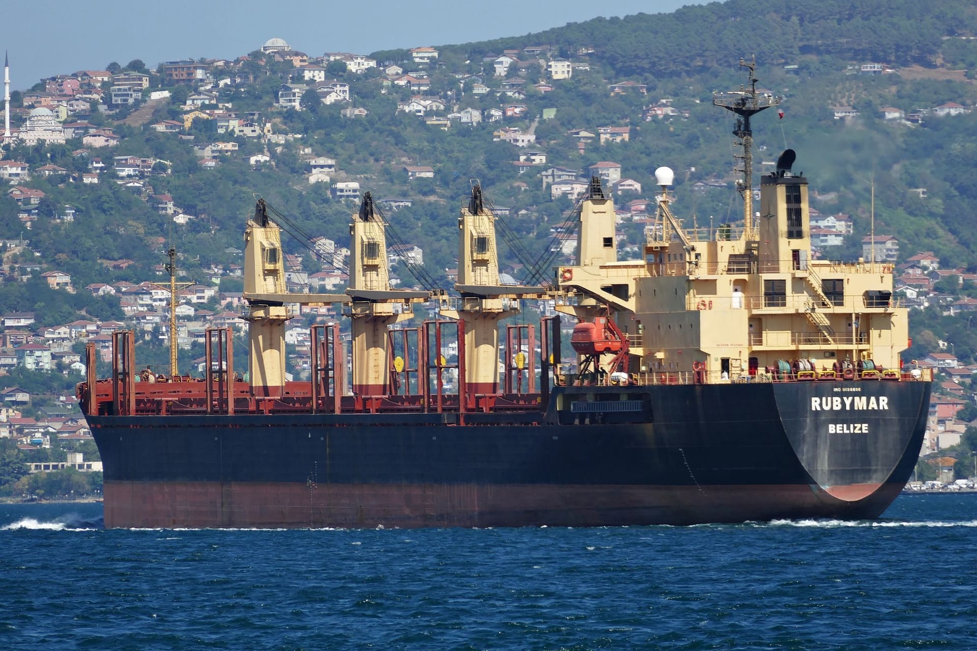 Der Frachter "Rubymar" im Hafen (Archivbild): Das Schiff hat nach einem Angriff im Roten Meer Öl verloren.