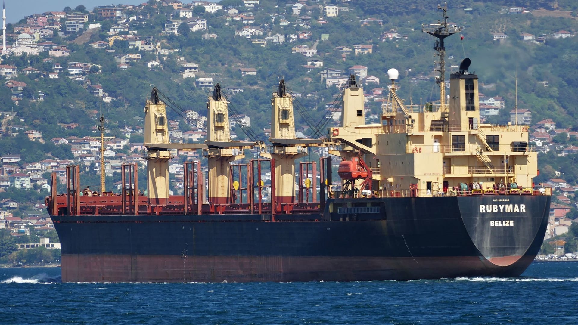 Der Frachter "Rubymar" im Hafen (Archivbild): Das Schiff hat nach einem Angriff im Roten Meer Öl verloren.