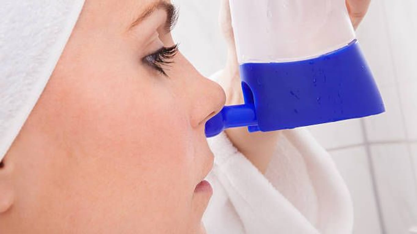 Bei einer Erkältung: Eine Nasendusche ist ein wirksames Mittel, um die Nase schnell wieder frei zu bekommen.
