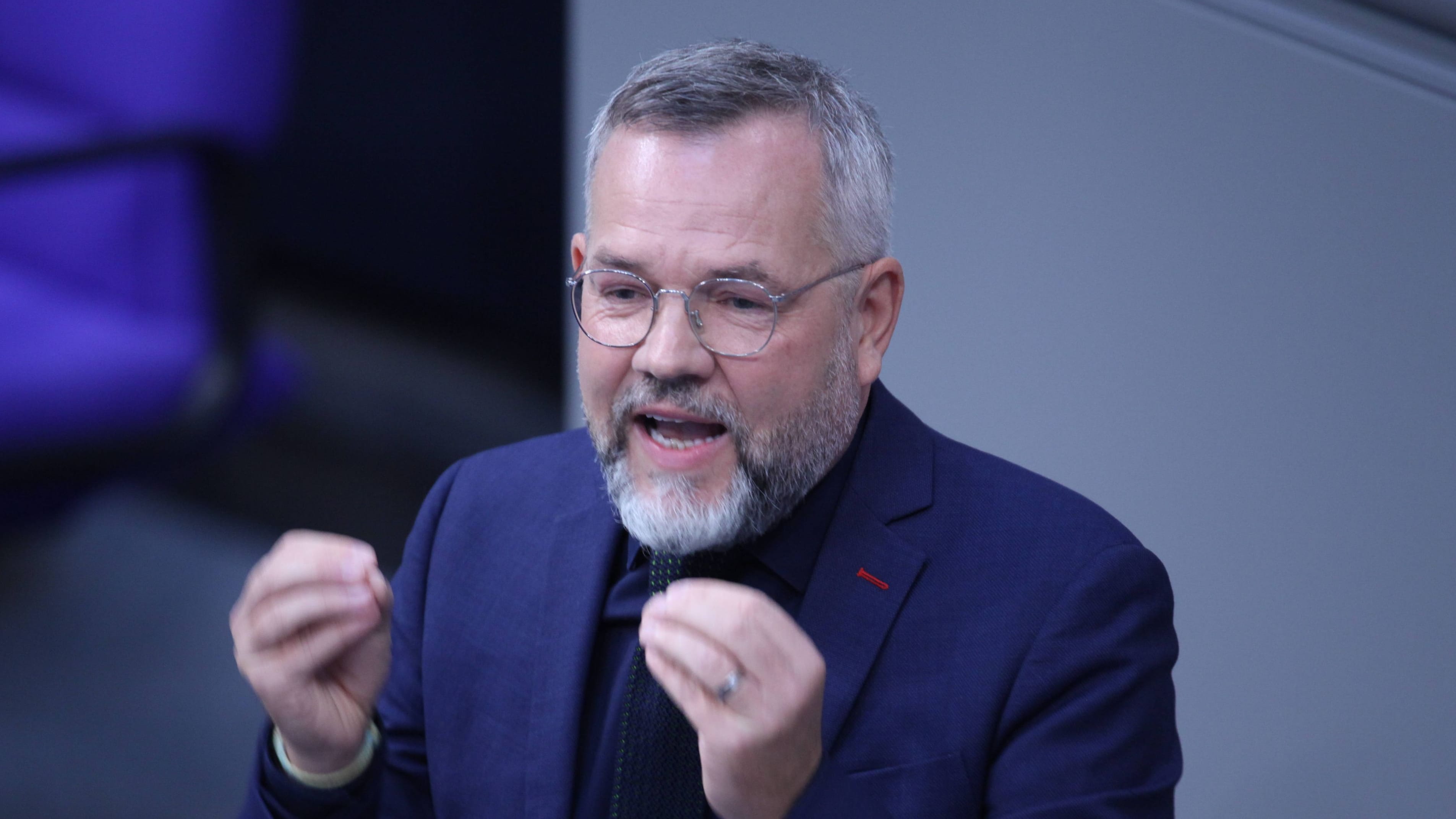 SPD-Politiker Roth steigt aus: Wegen “neuer Härte” seit Ukraine-Krieg?