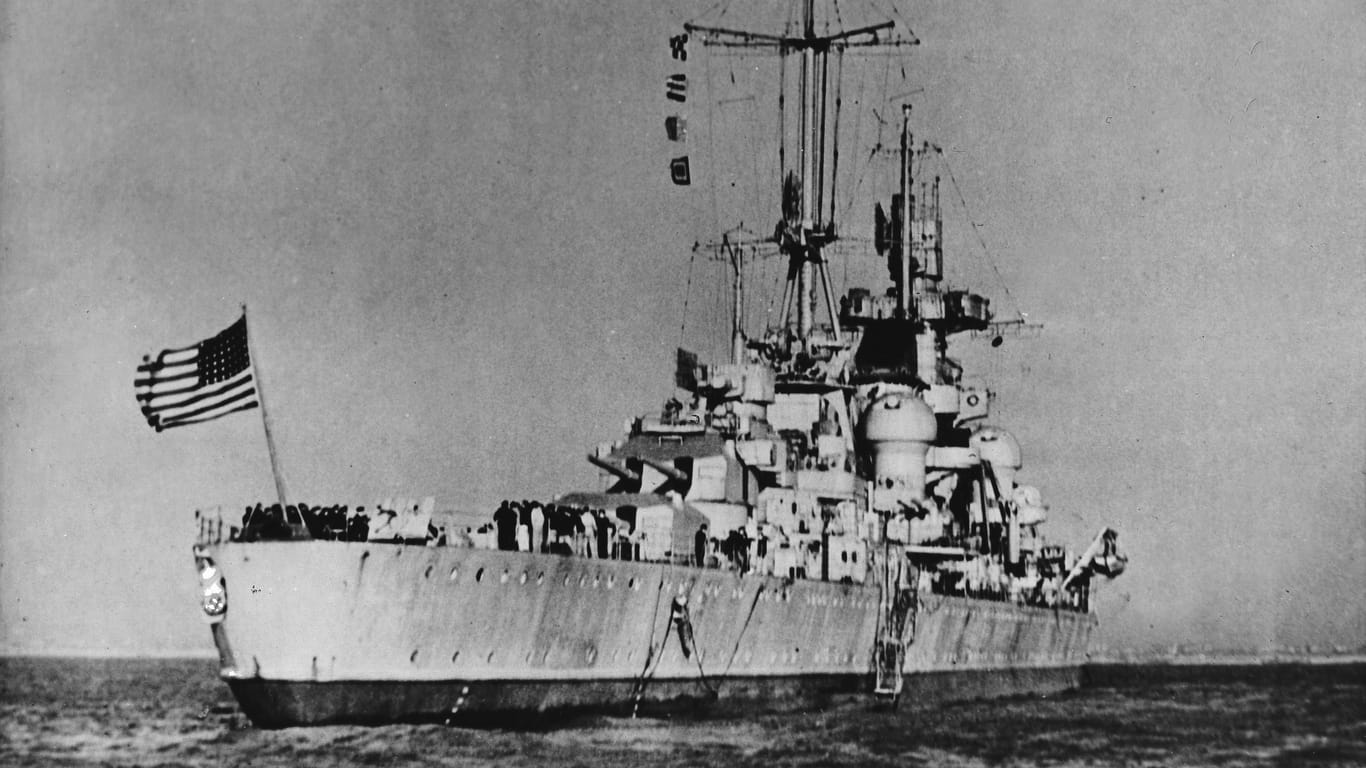 "Prinz Eugen" mit "Stars and Stripes": Die USA übernahmen das frühere deutsche Kriegsschiff und brachten es in die Südsee.