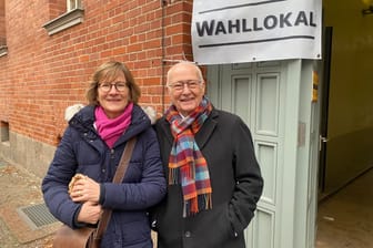 Katrin Arndt und Elimar Brandt vor einem Wahllokal in Prenzlauer Berg: Sie können der Wahlwiederholung Positives abgewinnen.