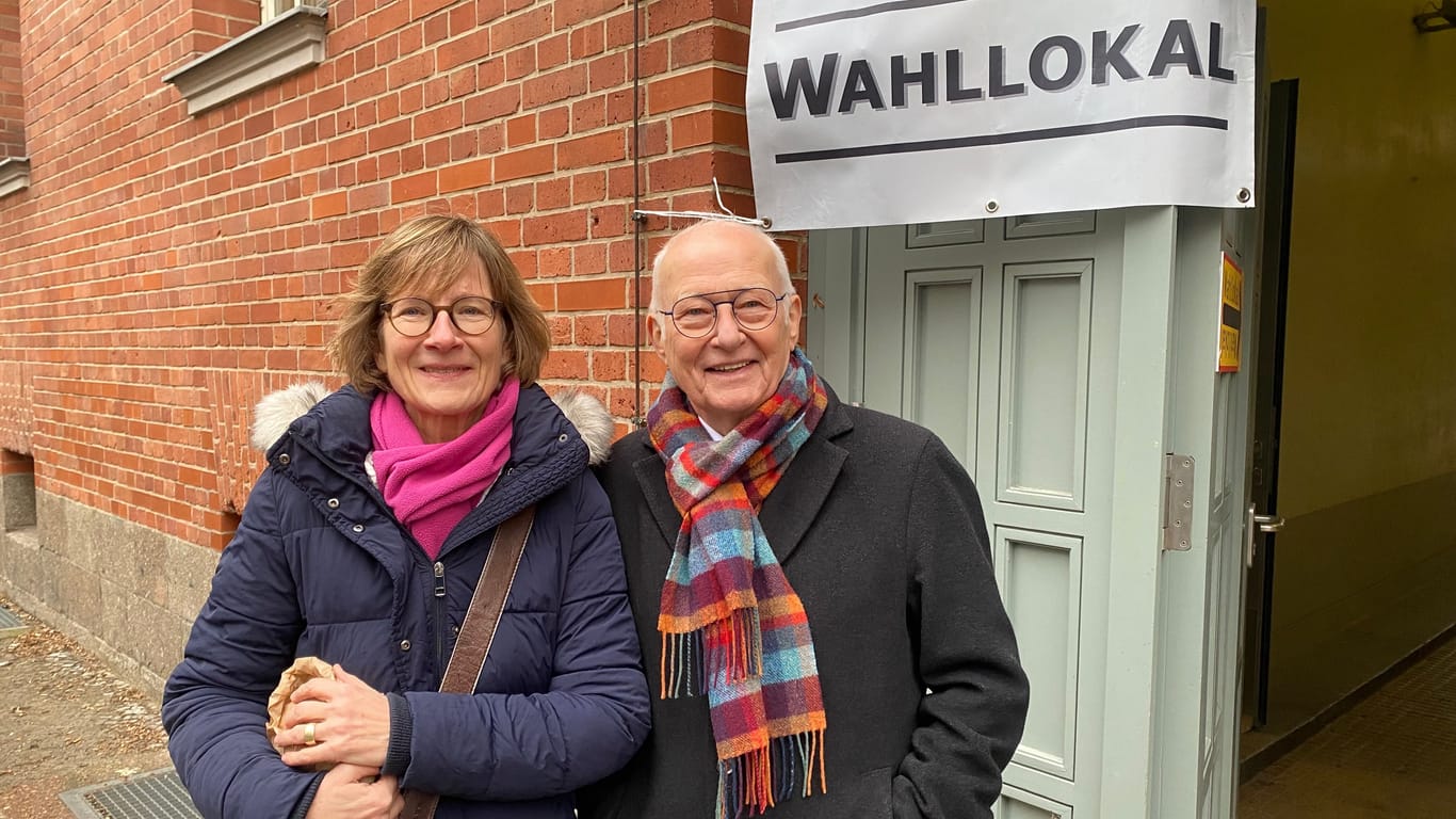 Katrin Arndt und Elimar Brandt vor einem Wahllokal in Prenzlauer Berg: Sie können der Wahlwiederholung Positives abgewinnen.