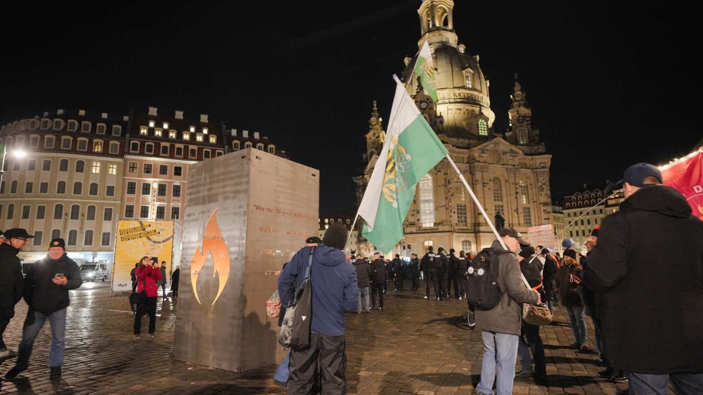 Stele bei Montagsdemo in Dresden: Dahinter steckt eine rechtsextreme Gruppe.
