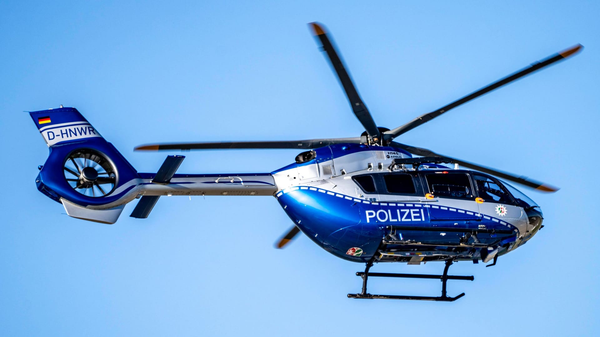 Polizeihubschrauber (Symbolbild): Die Beamten suchten den Täter und einen Komplizen auch mit einem Helikopter.