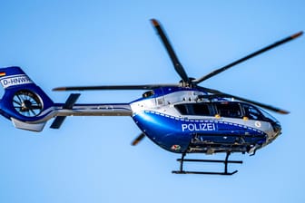 Polizeihubschrauber (Symbolbild): Die Beamten suchten den Täter und einen Komplizen auch mit einem Helikopter.