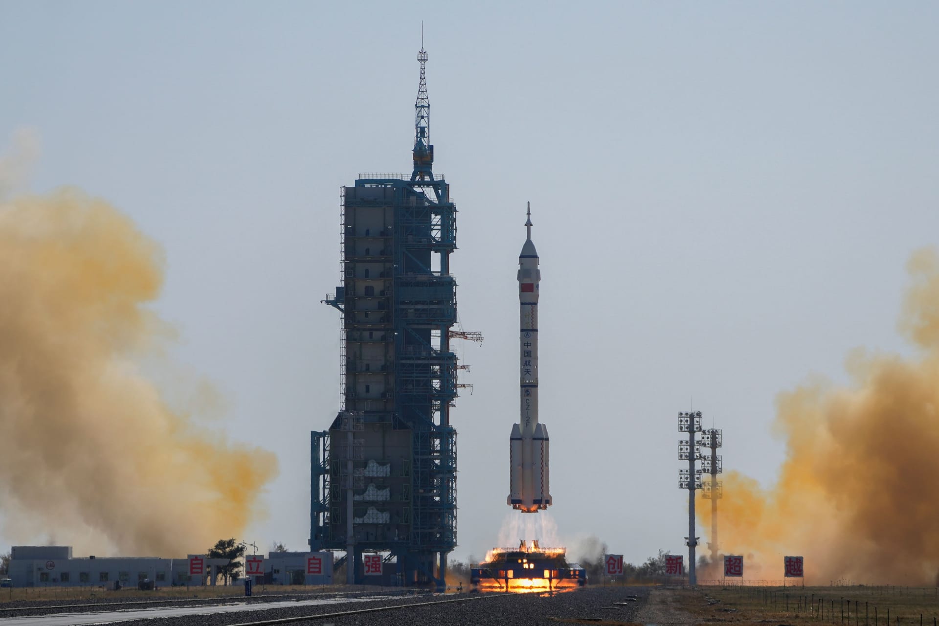 Jiuquan: Eine Langer-Marsch-Rakete mit einer chinesischen Astronautencrew in einem Shenzhou-17-Raumschiff hob 2023 im Jiuquan Satellite Launch Center im Nordwesten Chinas ab.