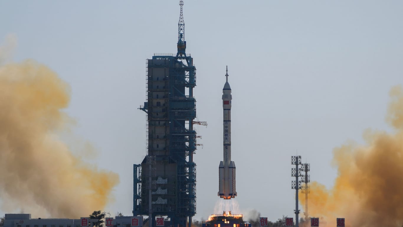 Jiuquan: Eine Langer-Marsch-Rakete mit einer chinesischen Astronautencrew in einem Shenzhou-17-Raumschiff hob 2023 im Jiuquan Satellite Launch Center im Nordwesten Chinas ab.