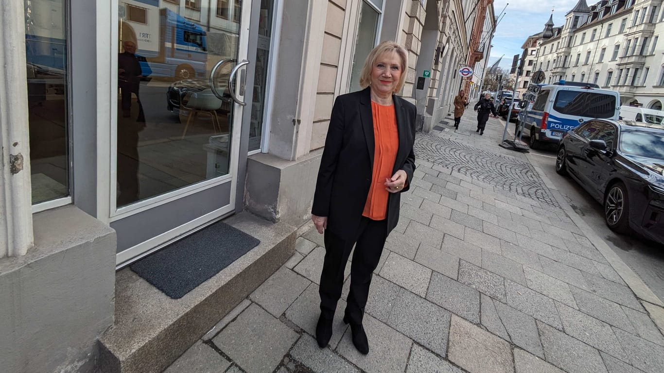 Geschäftsinhaberin Barbara Ruetz steht vor ihrem Laden in der Prannerstraße. Während der Sicherheitskonferenz hat sie ihren Verkaufsraum geschlossen, die Kunden bleiben aus.