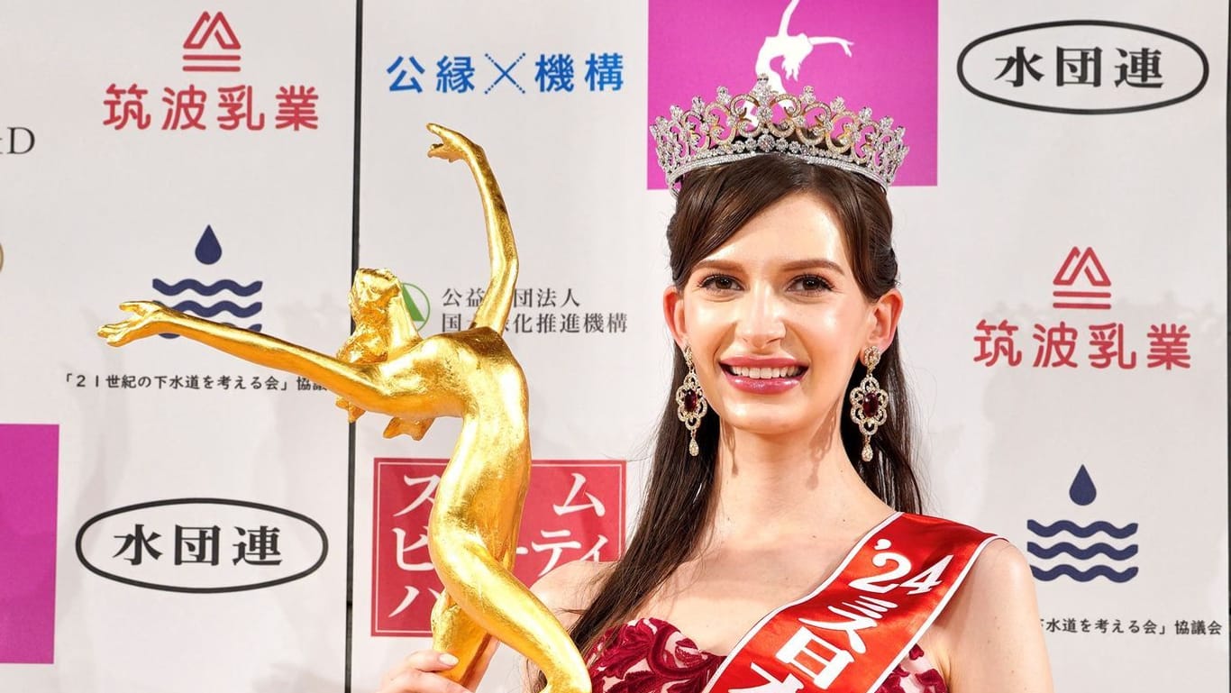Karolina Shiino mit ihrer Siegertrophäe (Archivbild): Die erste in Europa geborene Miss Japan hat ihren Titel nach einer Kontroverse zurückgegeben.