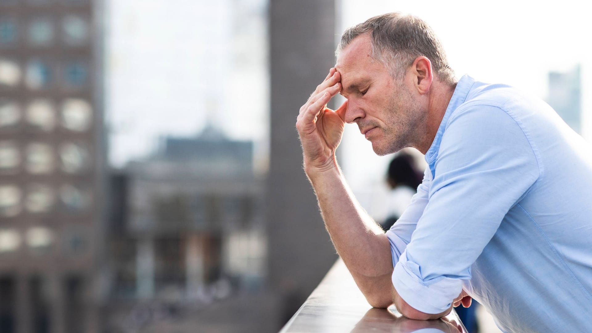 Gestresster Mann (Symbolbild): Jeder Fünfte sieht eine hohe Gefahr, ein Burnout zu erleiden.