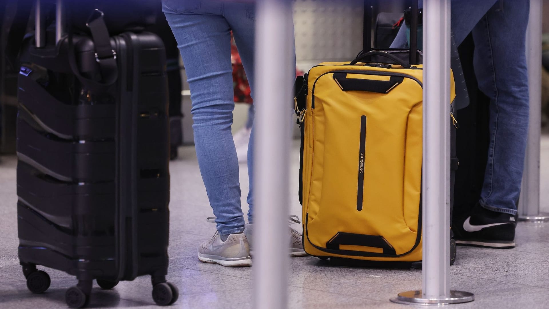 Warten am Flughafen Warten am Flughafen