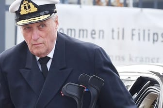 Harald V.: Der norwegische König muss im Krankenhaus behandelt werden.