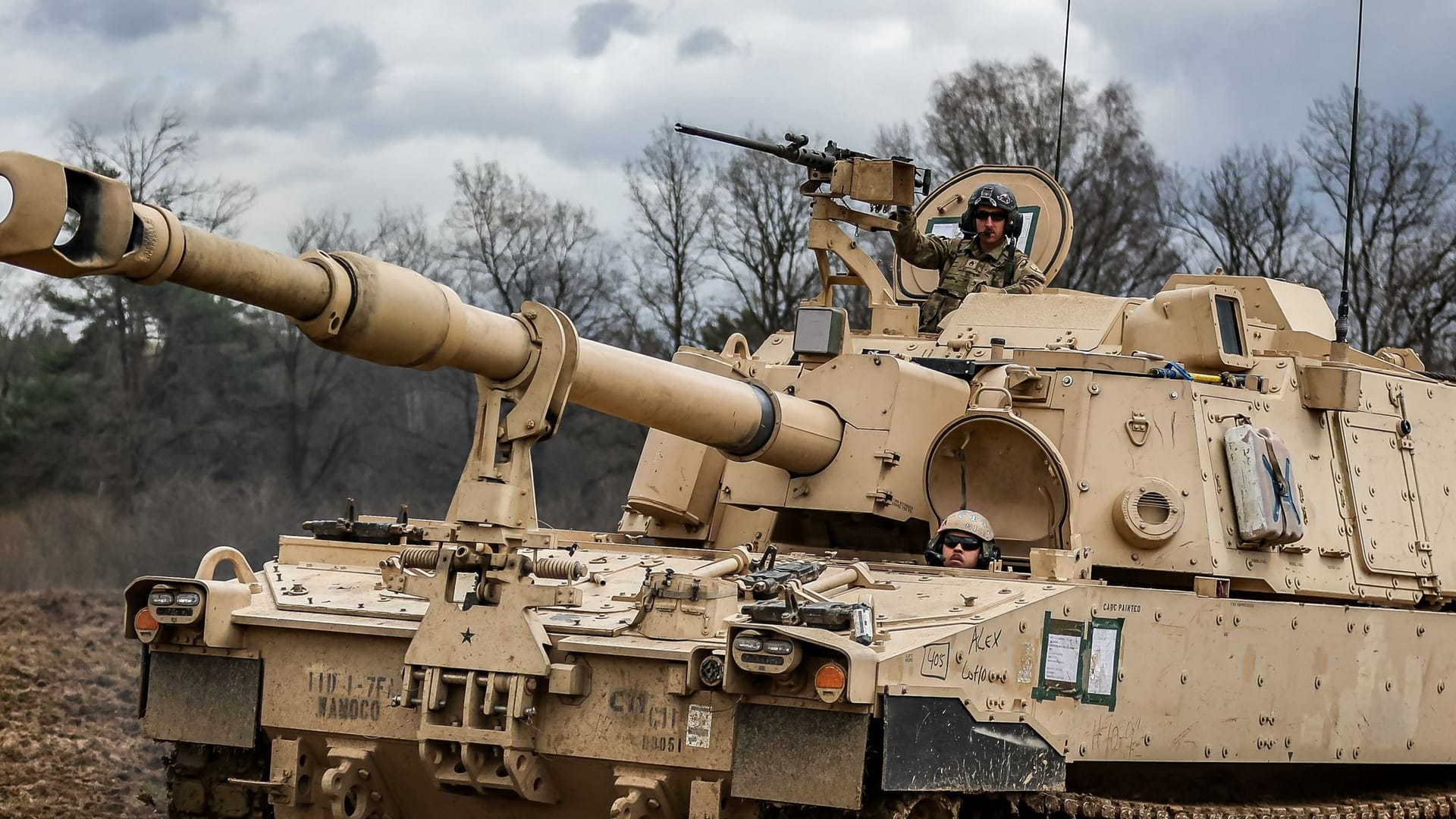 US-Haubitze vom Typ Paladin bei einem Manöver im bayerischen Grafenwöhr: Sowohl im Heer, als auch in der Marine und in der Luftwaffe fehlen der USA Soldaten.