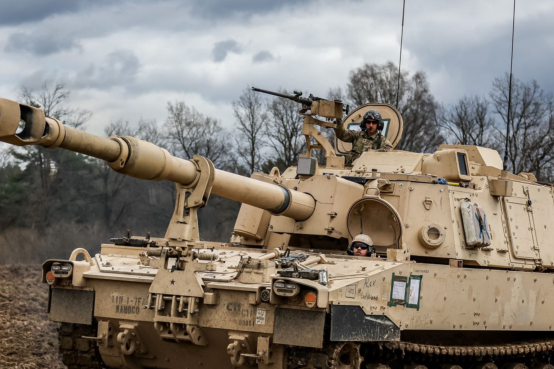 US-Haubitze vom Typ Paladin bei einem Manöver im bayerischen Grafenwöhr: Sowohl im Heer, als auch in der Marine und in der Luftwaffe fehlen der USA Soldaten.