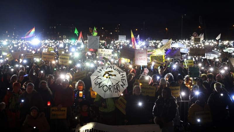 "Lichtermeer für Demokratie" in München: Nach Angaben der Veranstalter kamen 300.000 Teilnehmende zu der Kundgebung.