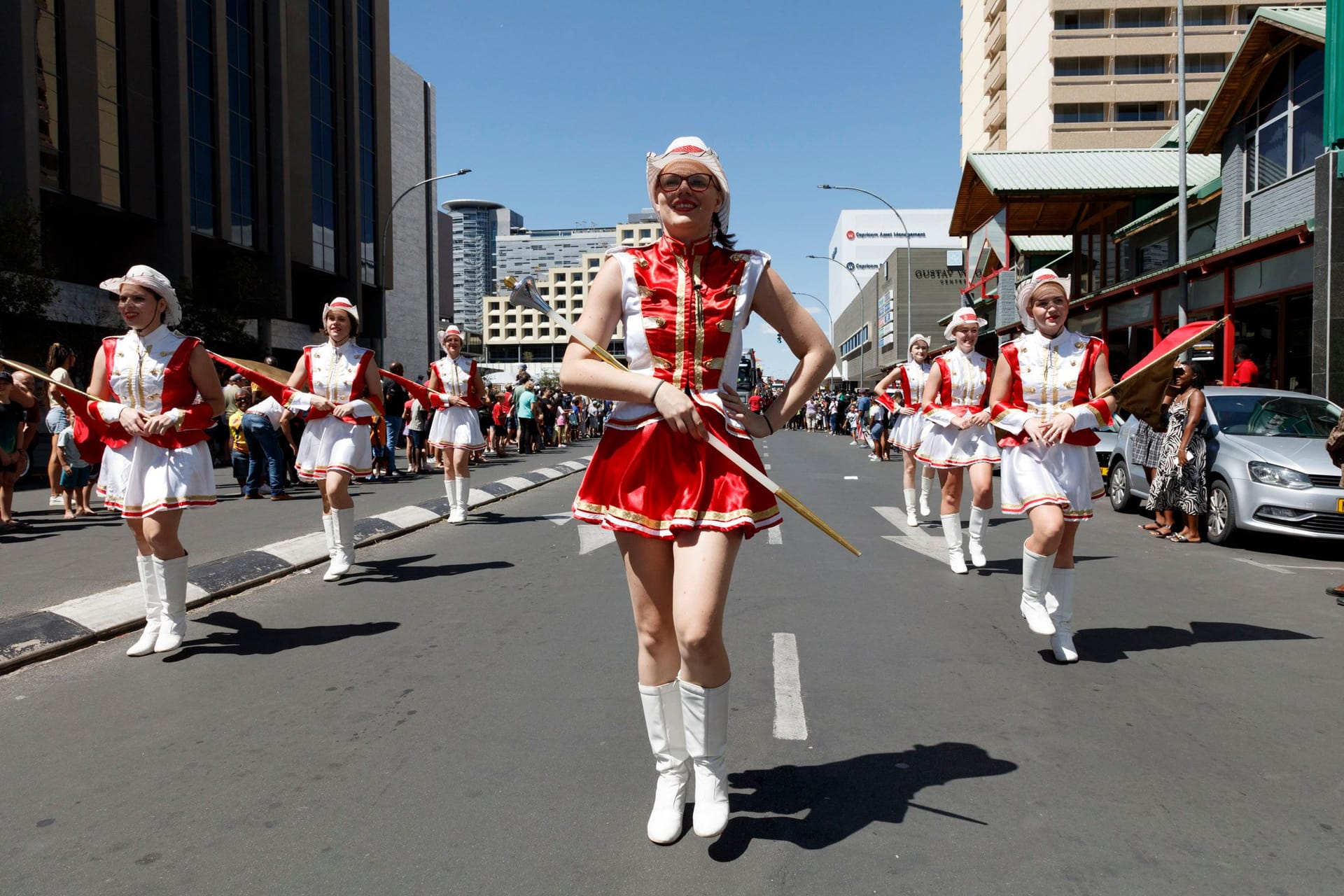 Auch in Windhoek gibt es Tanzmariechen: Umzug in Namibias Hauptstadt.