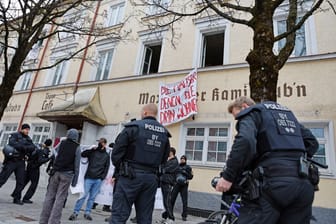 Aktivisten hatten im April 2023 ein Haus in der Innenstadt von Rosenheim besetzt (Archivbild): Die drei festgenommenen Aktivisten wurden jetzt verurteilt.