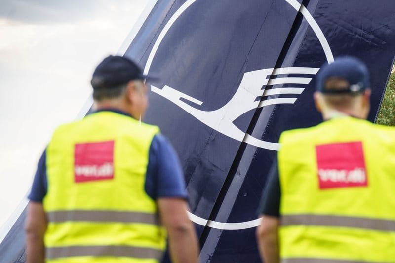 Zwei Verdi-Mitglieder stehen an einem Flughafen am Eingang zur Lufthansa-Basis (Archivbild): Das Lufthansa-Bodenpersonal streikt am Mittwoch.