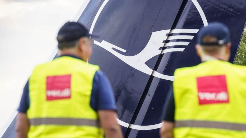 Zwei Verdi-Mitglieder stehen an einem Flughafen am Eingang zur Lufthansa-Basis (Archivbild): Das Lufthansa-Bodenpersonal streikt am Mittwoch.