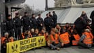 Situation vor Parlament in Wien: Aktivisten der "Letzten Generation" blockieren den Eingang