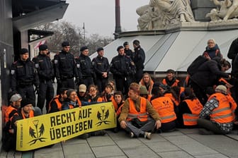 Situation vor Parlament in Wien: Aktivisten der "Letzten Generation" blockieren den Eingang