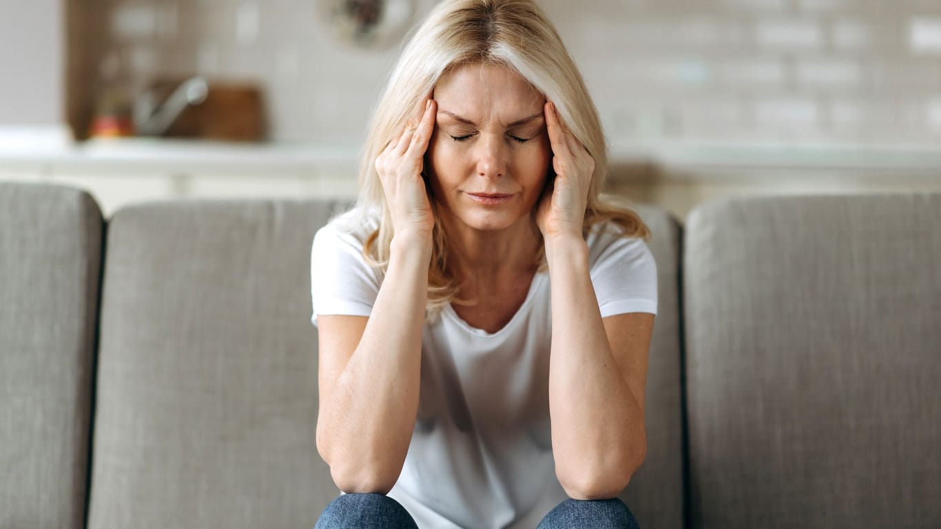 Mit der Prämenopause beginnen die Wechseljahre. Wenn Frauen die ersten Symptome bemerken, ist die hormonelle Umstellungsphase bereits in vollem Gange.